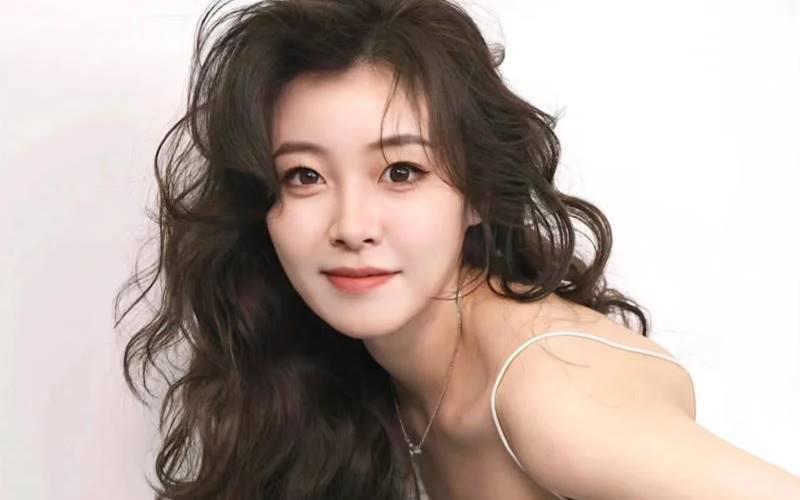 Phụ nữ trung niên mặt tròn nên chọn tóc giả dài hay ngắn đẹp? Xem ngay cách chọn kiểu tóc che hói, che bạc, giúp mặt thon và trẻ trung hơn.